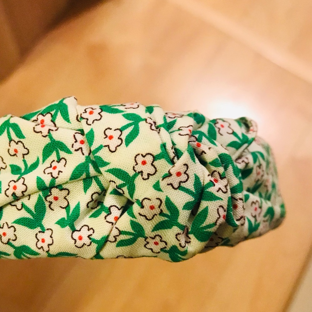 NWOT Cookie and the Dude White with green & red floral knot headband - Picture 4 of 10